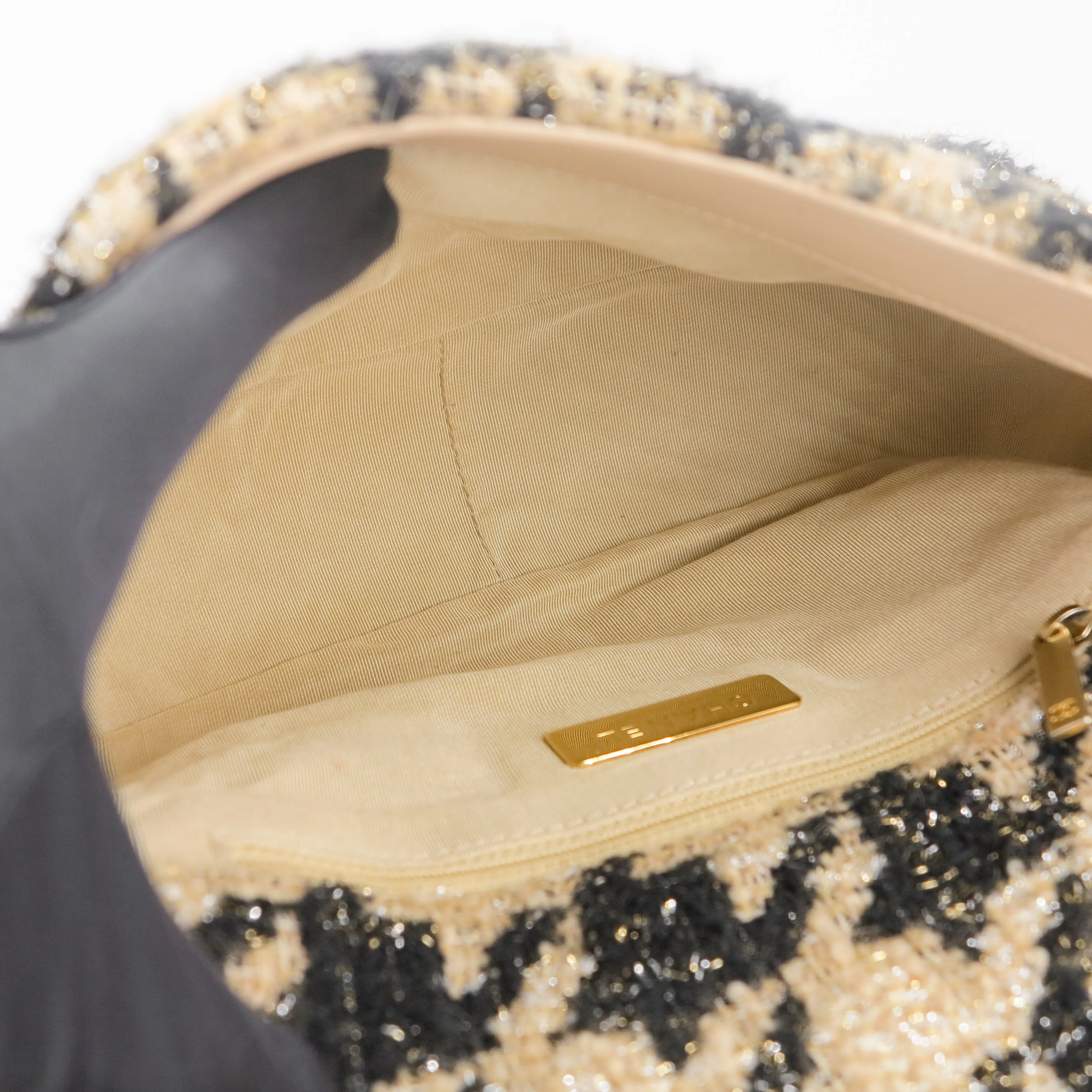 CHANEL 19 Small Flap Bag in 19K Beige Houndstooth Tweed