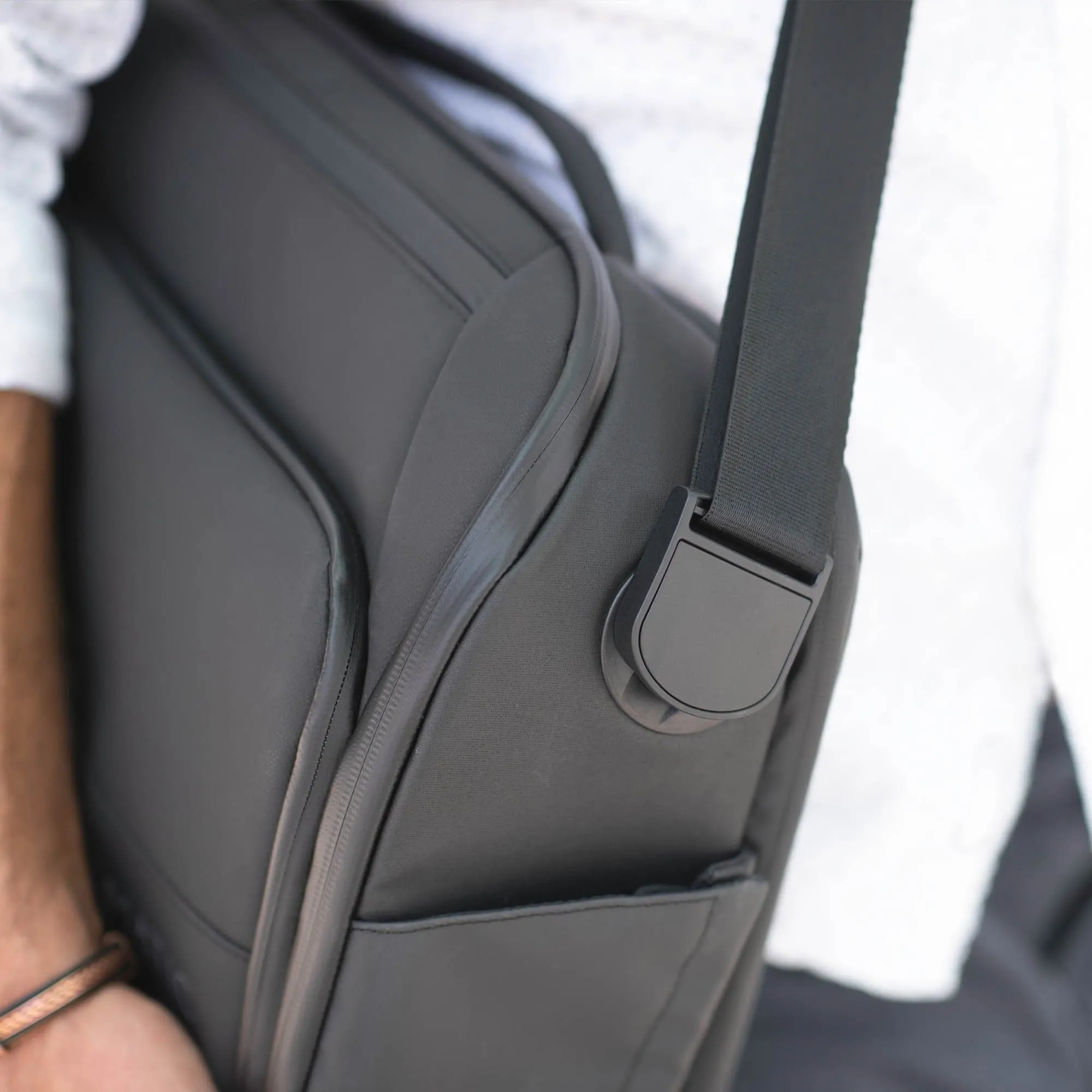 Nomatic Messenger Bag